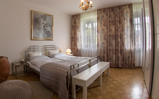 großes geräumiges Doppelbett-Schlafzimmer